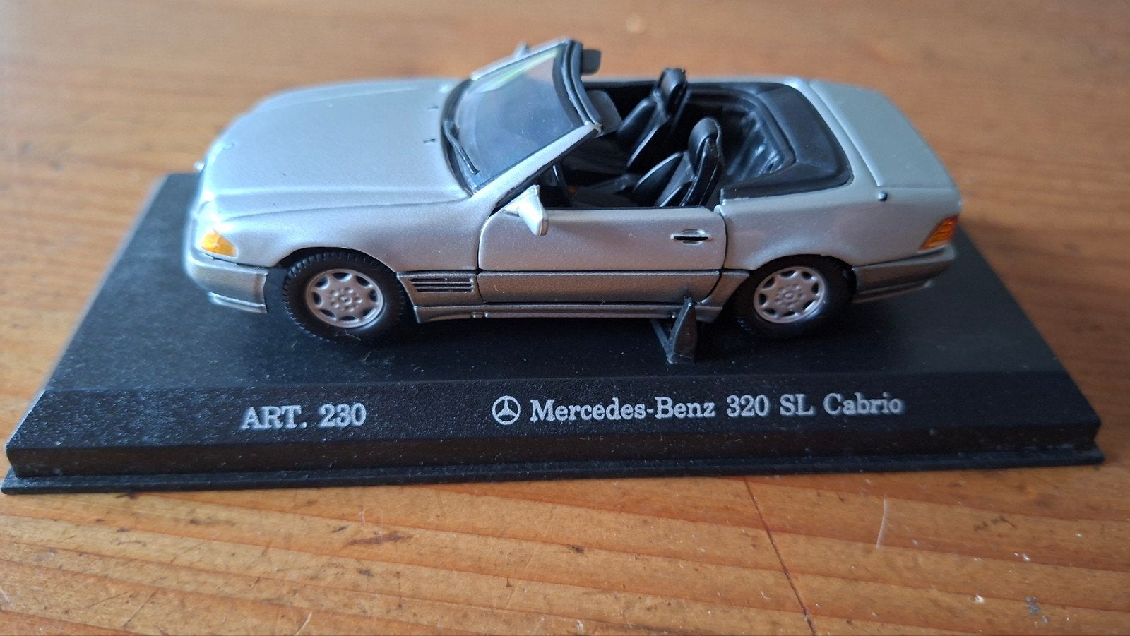 Mercedes-Benz 320 SL Cabrio, 1:43, Die-Cast, nr 151, Hobby en Vrije tijd, Modelauto's | 1:43, Ophalen of Verzenden, Zo goed als nieuw