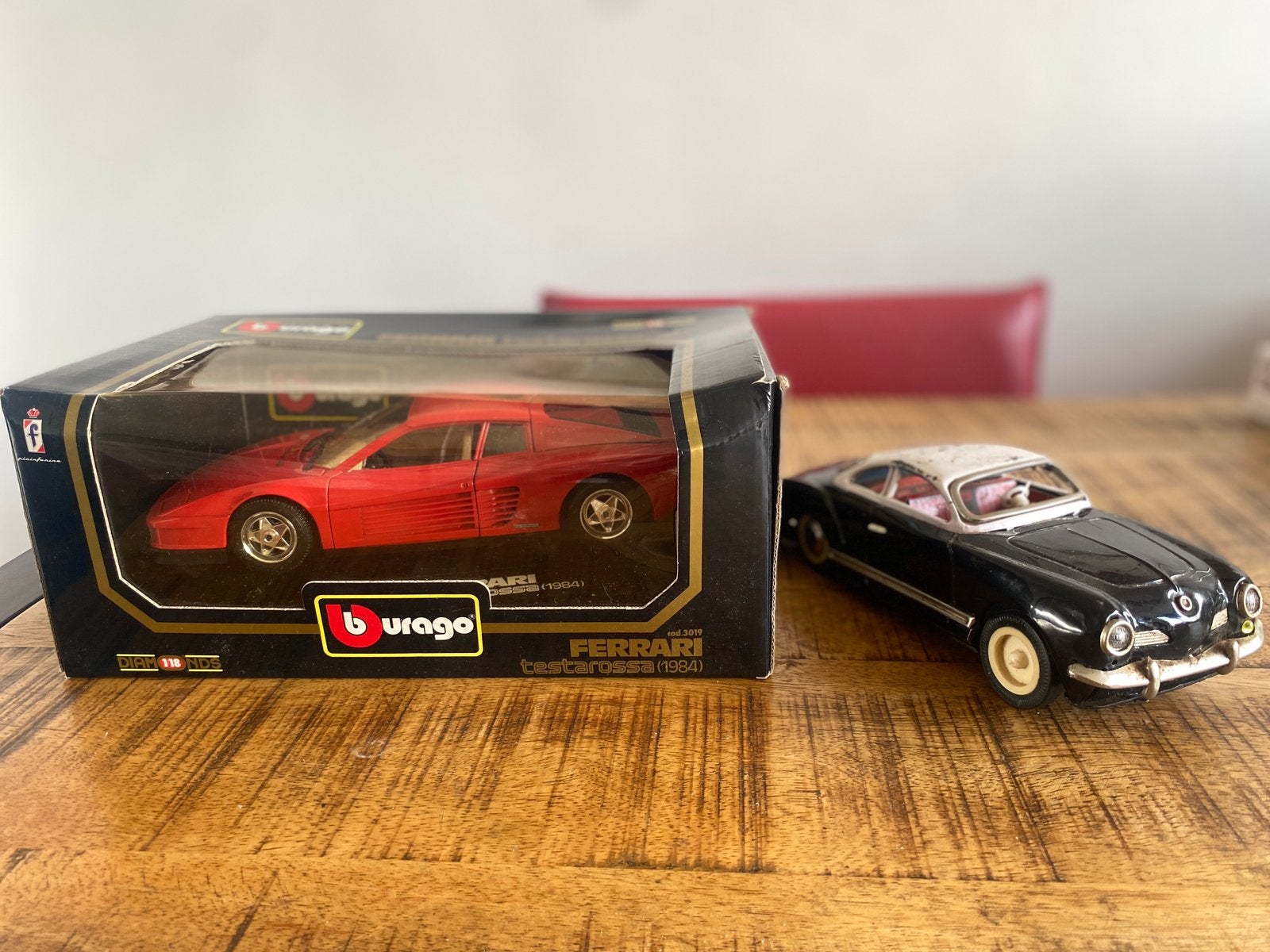 2 auto’s ferrari testarossa 1983 in doos en volkswagen, Hobby en Vrije tijd, Modelauto's | 1:24, Ophalen of Verzenden, Gebruikt