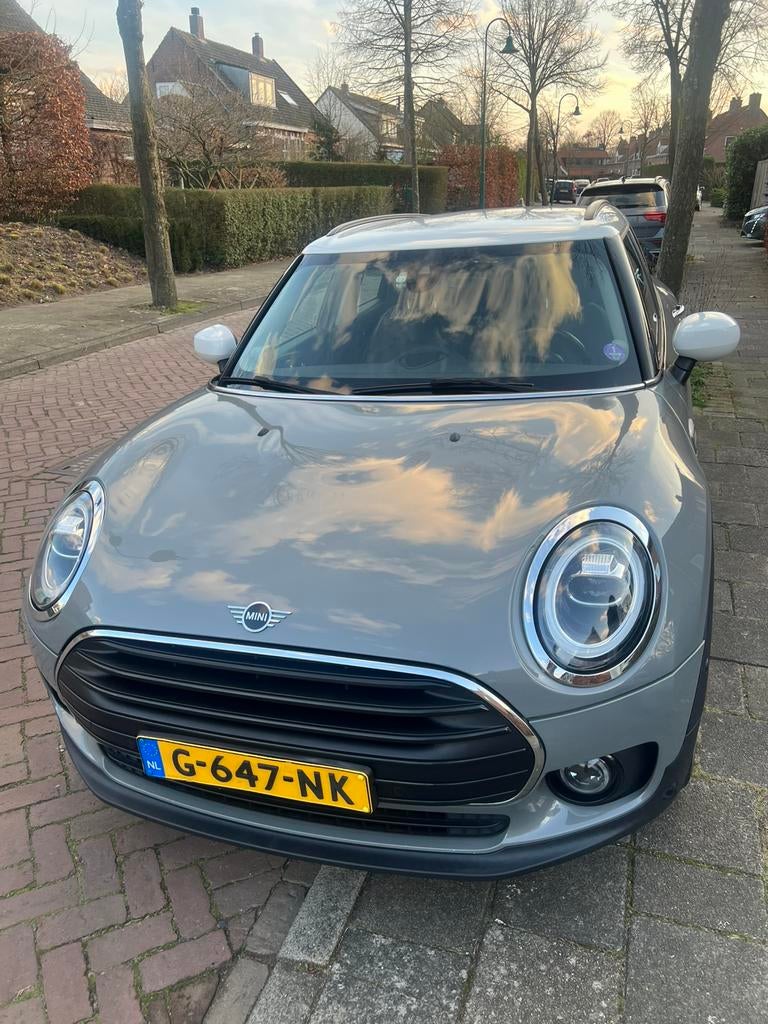 Mini Clubman 1.5 Cooper Aut 2019 | ACC | Trekhaak | NL Auto, Auto's, Navigatiesysteem, Leder en Stof, Origineel Nederlands, Grijs