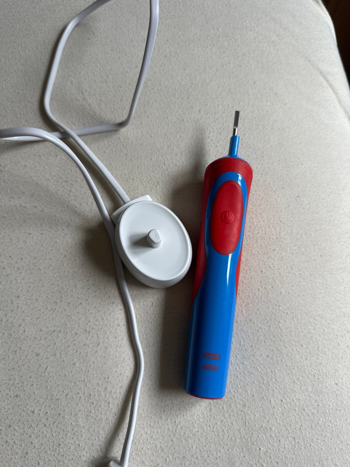 Kinder Oral-B elektrische tandenborstel met oplader, Ophalen of Verzenden, Gebruikt, Mondverzorging