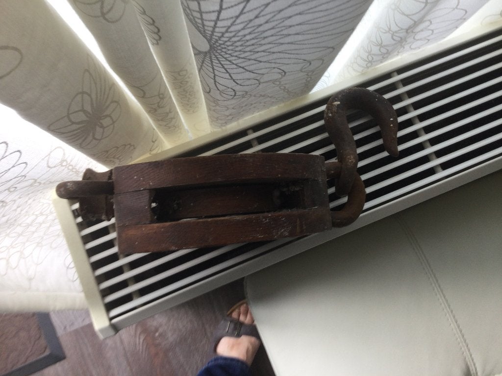 Antieke houten katrol met haak, Ophalen