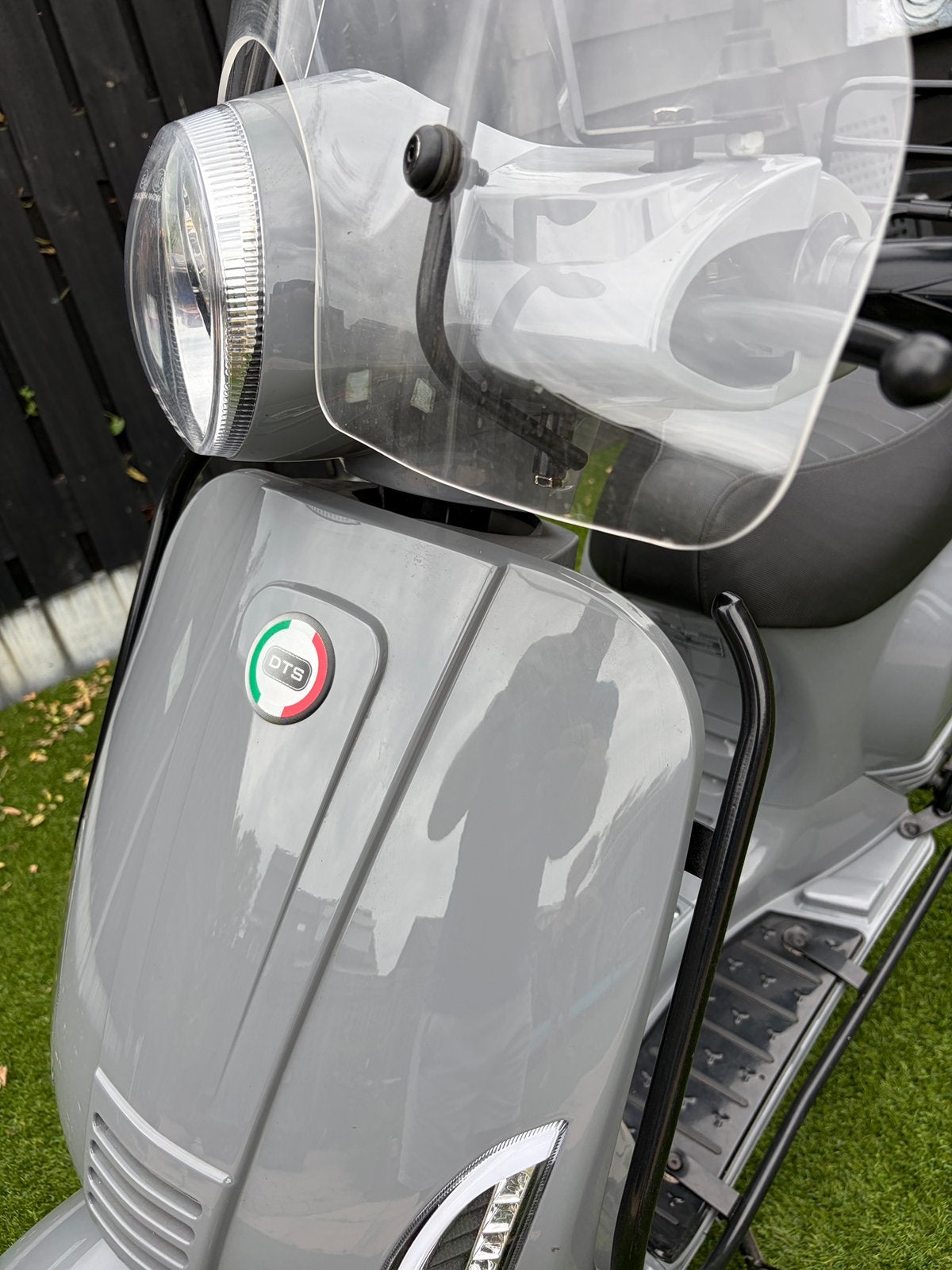 Foto 17 van DTS Milano limited editie scooter 2021 grijs ) + 2 helmen