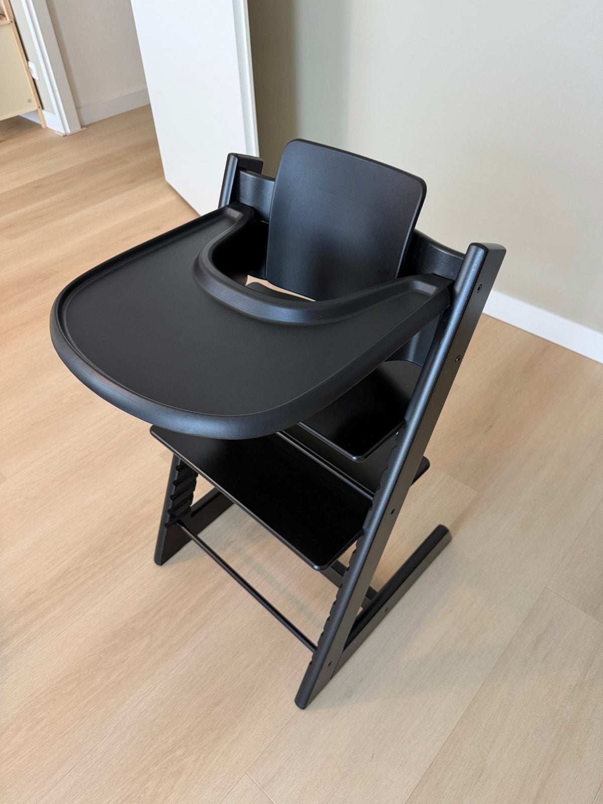 Kinderstoel Stokke Tripp Trapp Zwart met Babyset, Ophalen, Zo goed als nieuw, Meegroeistoel, Aanschuifbaar