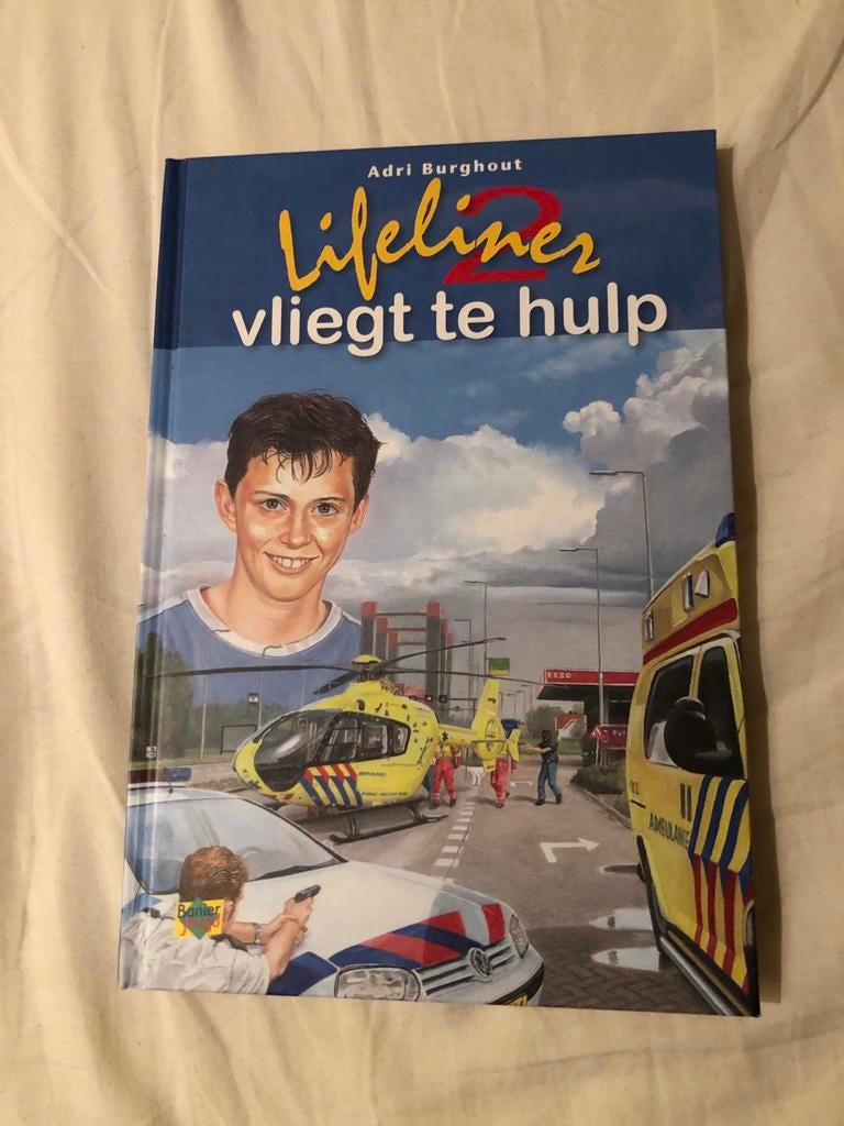 Lifeliner 2 vliegt te hulp - Adri Burghout, Ophalen of Verzenden, Zo goed als nieuw, Fictie