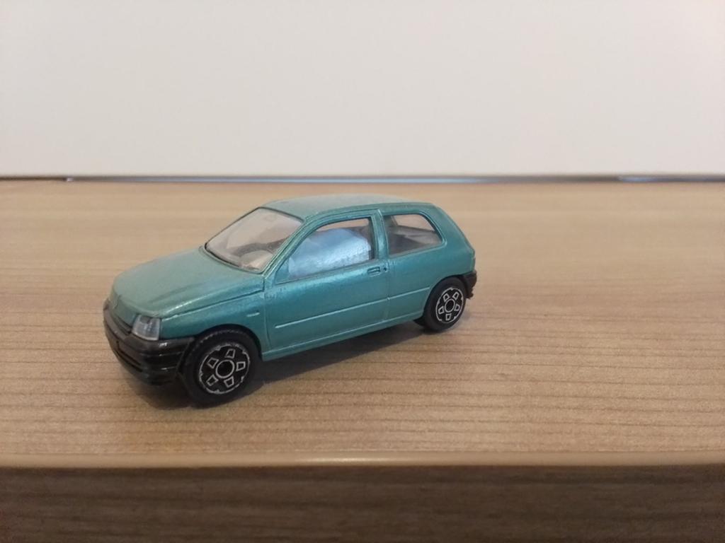 Burago.  RENAULT CLIO.  groen metalic., Ophalen of Verzenden, Zo goed als nieuw, Auto, Overige merken