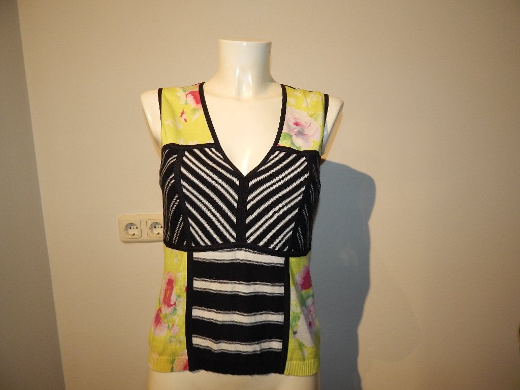 Marccain gebreide top v hals zwart wit lime met bloemen N4