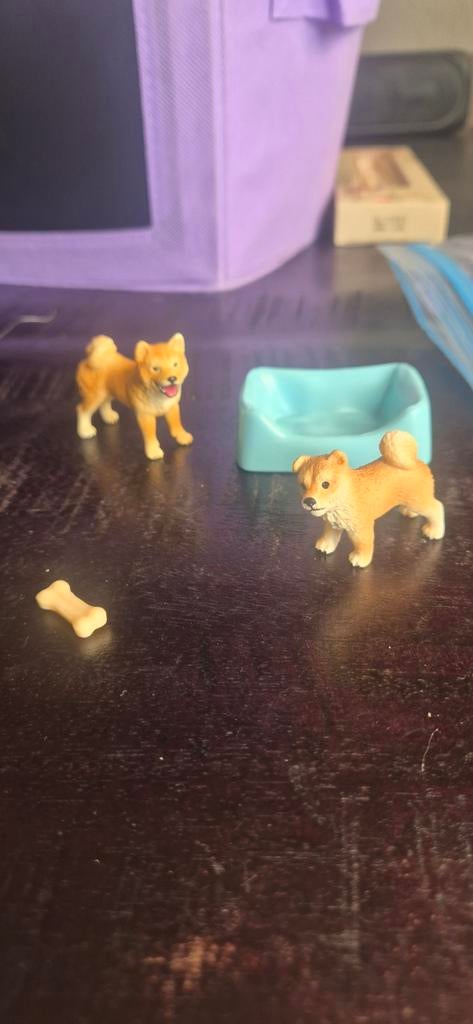 Schleich Shiba Inu honden met voerbak en botje, Ophalen of Verzenden, Gebruikt