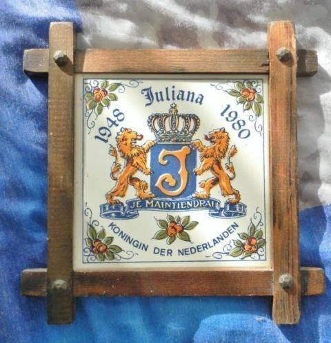 wandbordje met houten lijst troonsafstand juliana 1980, Ophalen of Verzenden, Zo goed als nieuw, Nederland, Overige typen