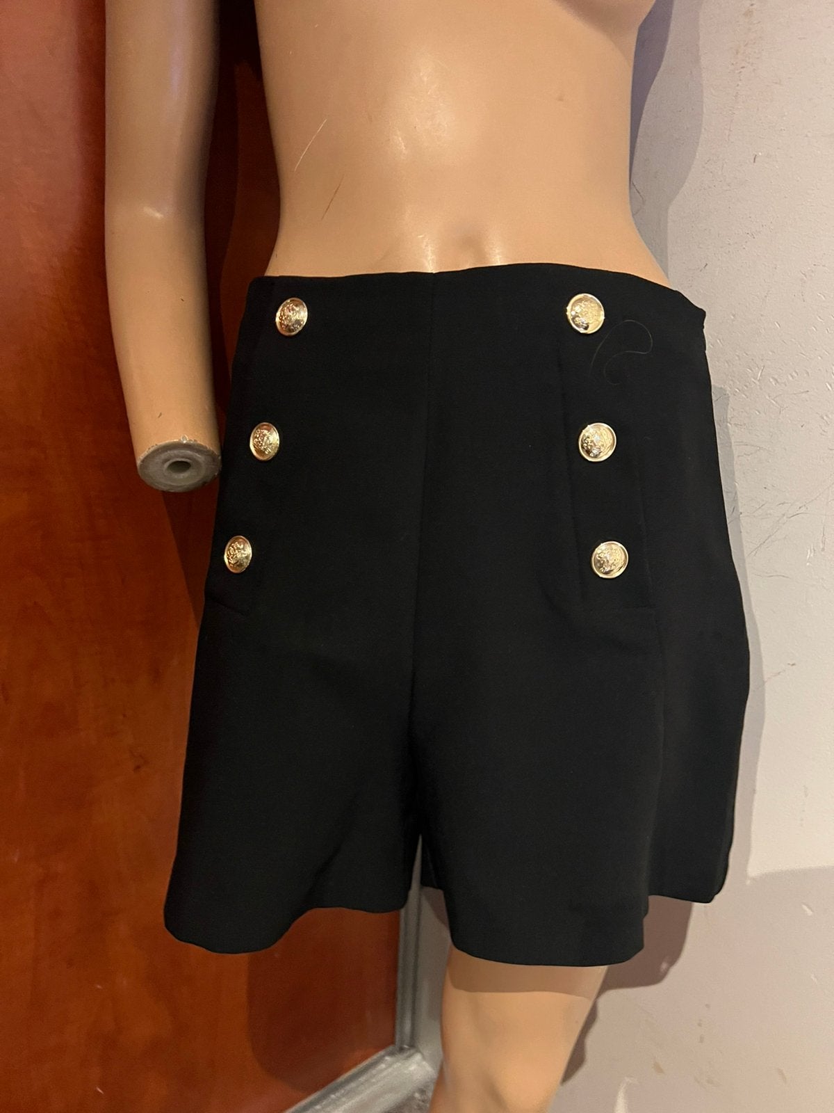 ZARA korte broek met mooie knopen L zgan, Kort, Zwart, Maat 42/44 (L), Ophalen of Verzenden