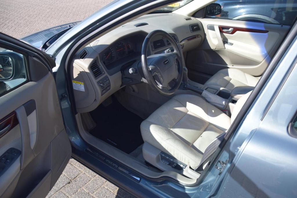 Volvo V70 2.3 T-5 Automaat & Leer 250 pk, Auto's, Beige, Stoelverwarming, 93 €/maand, Onderhoudsboekje