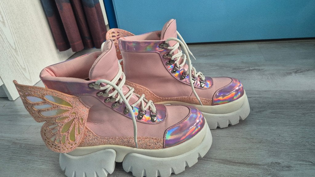 Koi Footwear WINGS OF A BUBBLEGUM EYED PIXIE maat 42, Koi footwear, Lage of Enkellaarzen, Ophalen of Verzenden, Zo goed als nieuw