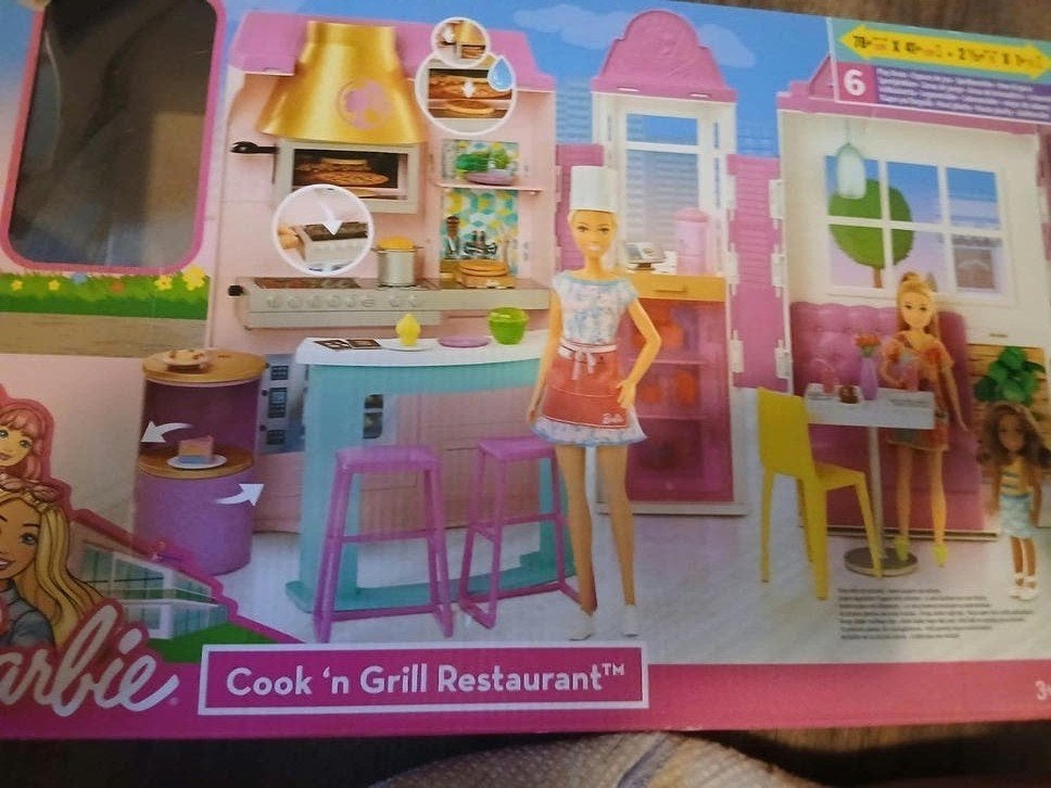 Barbie restaurant, Ophalen