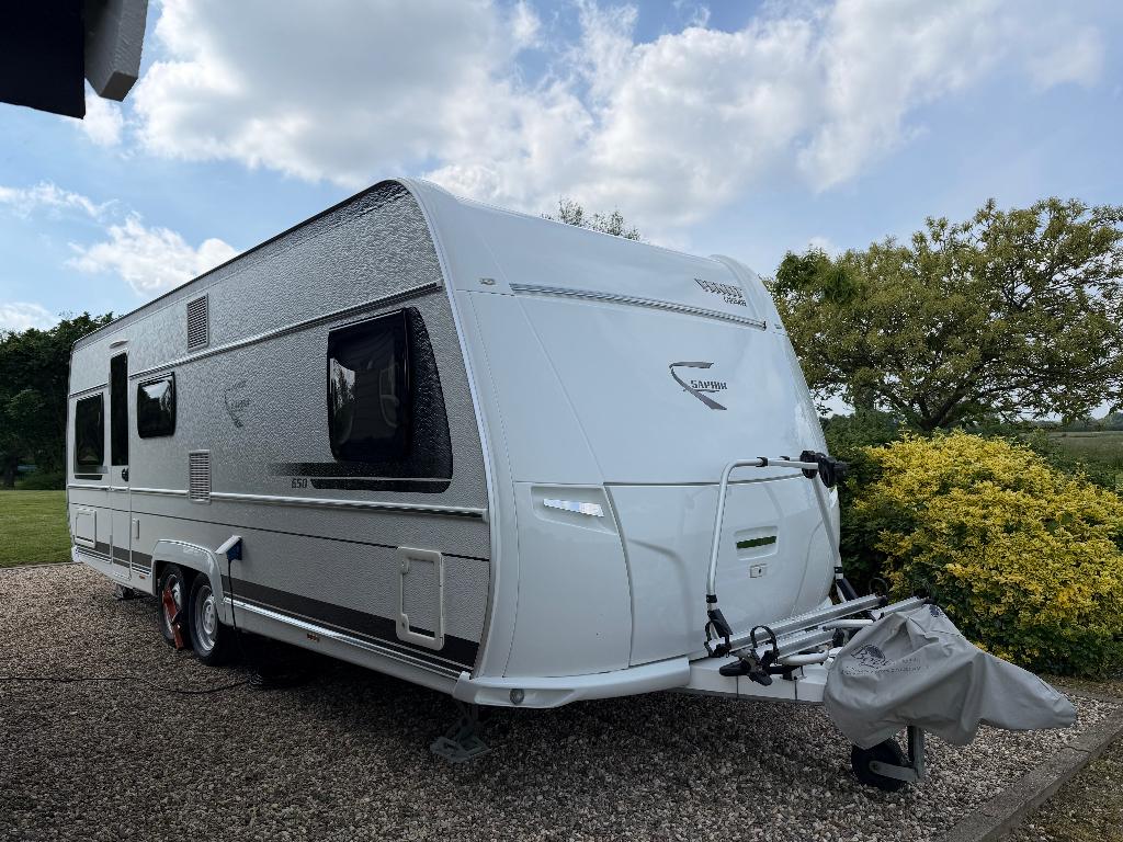 Fendt Saphir 650 SKM max 2500 kg Tandemasser Stapelbedden, Caravans en Kamperen, Caravans, Schokbreker, Omvormbare zithoek, Rondzit