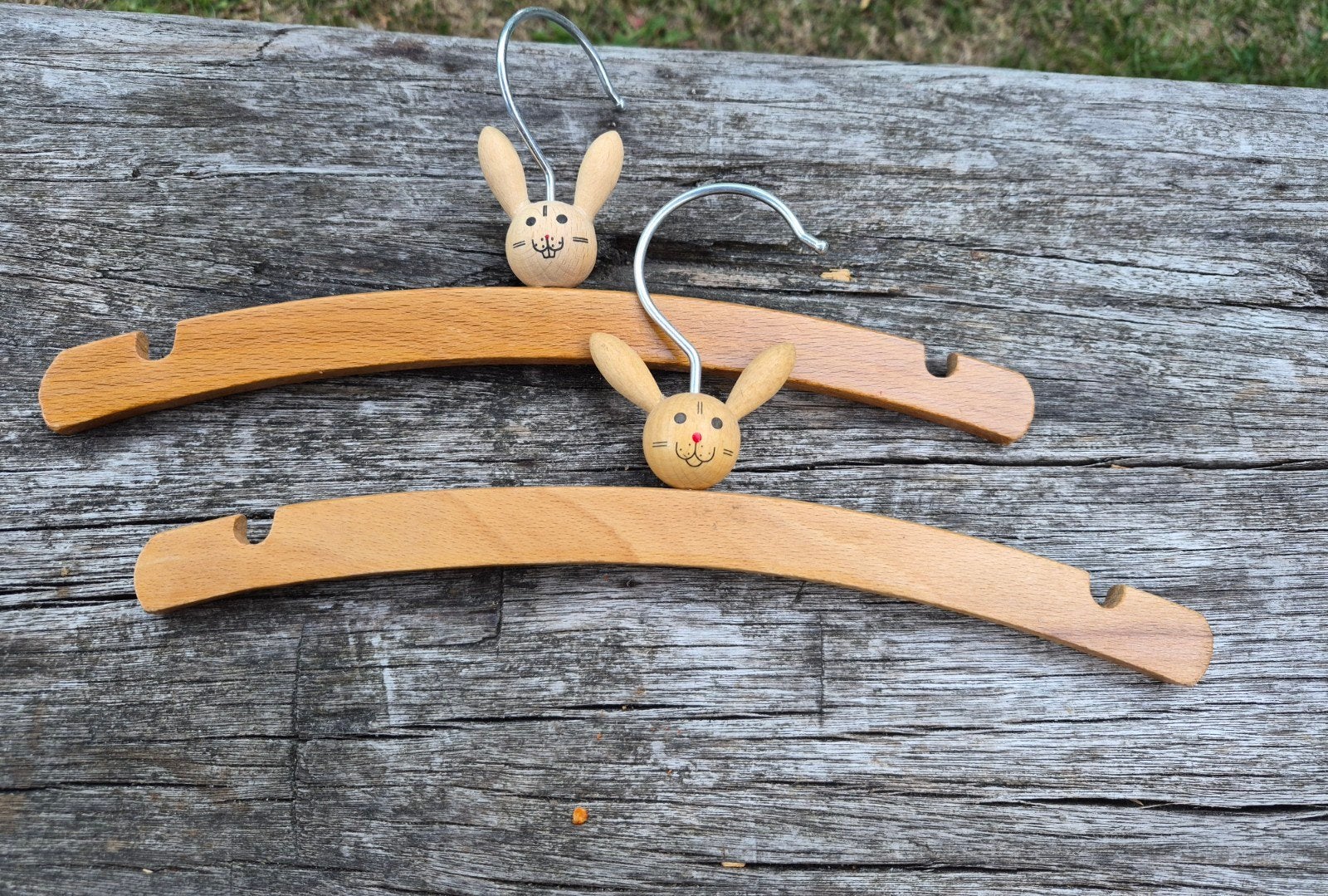 2 Houten baby kledinghangers met konijntjes, Ophalen of Verzenden, Zo goed als nieuw