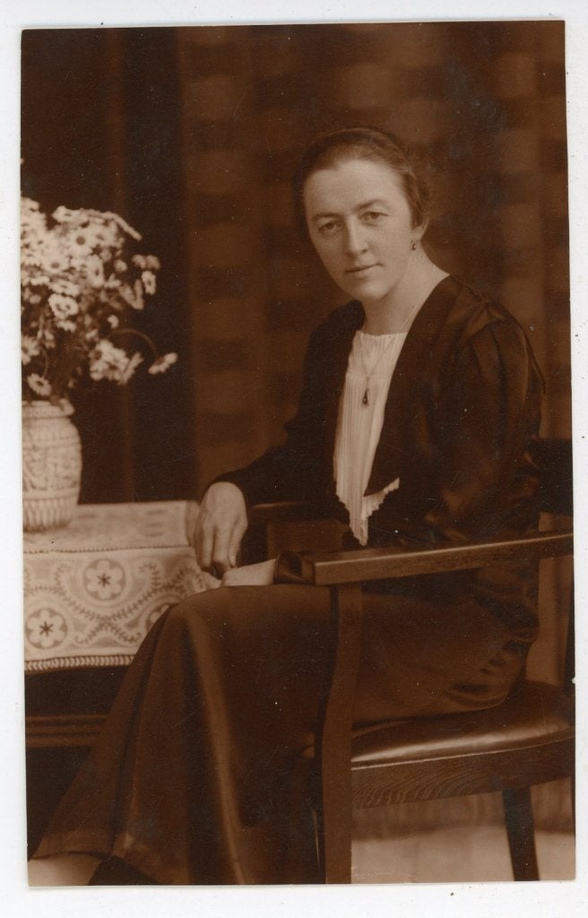 E54; Vintage foto van een vrouw, Bad Aibling 1937, Foto, Ophalen of Verzenden, Zo goed als nieuw, Voor 1940