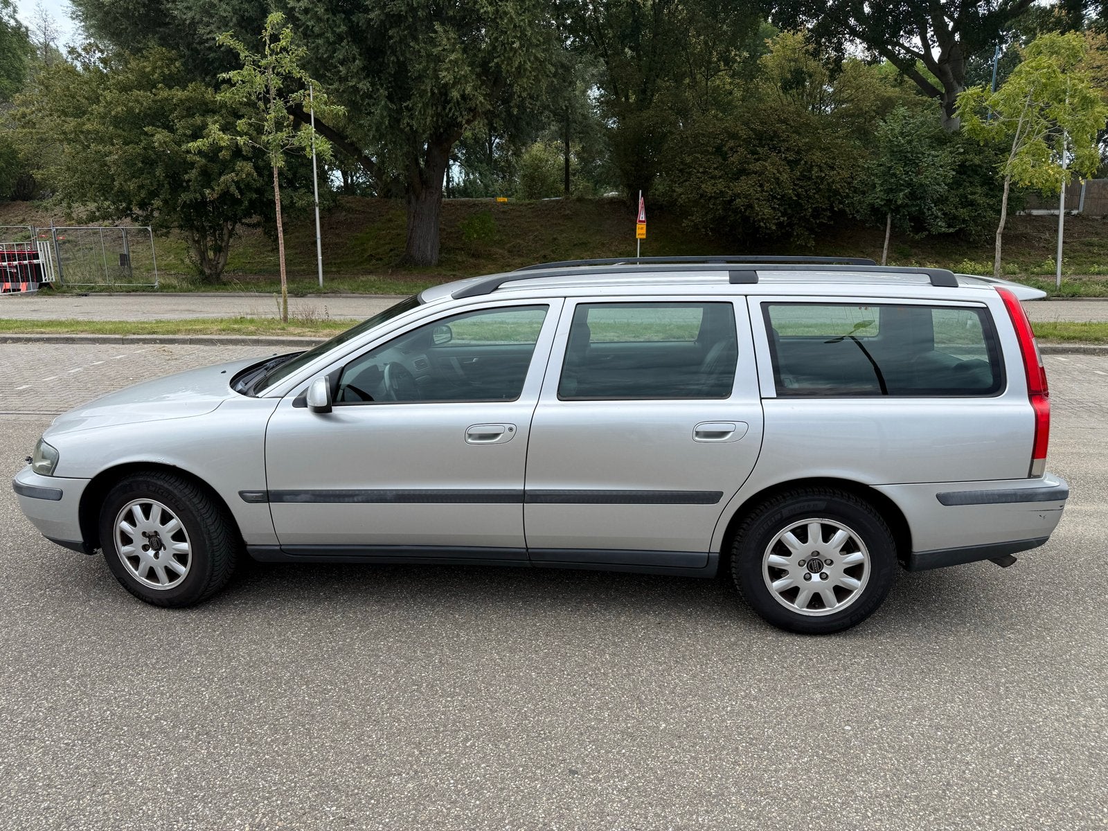 Volvo V70 2.4 140PK 2002 Youngtimer, 250k km, Voorwielaandrijving, 1800 kg, Leder en Stof, Stationwagon