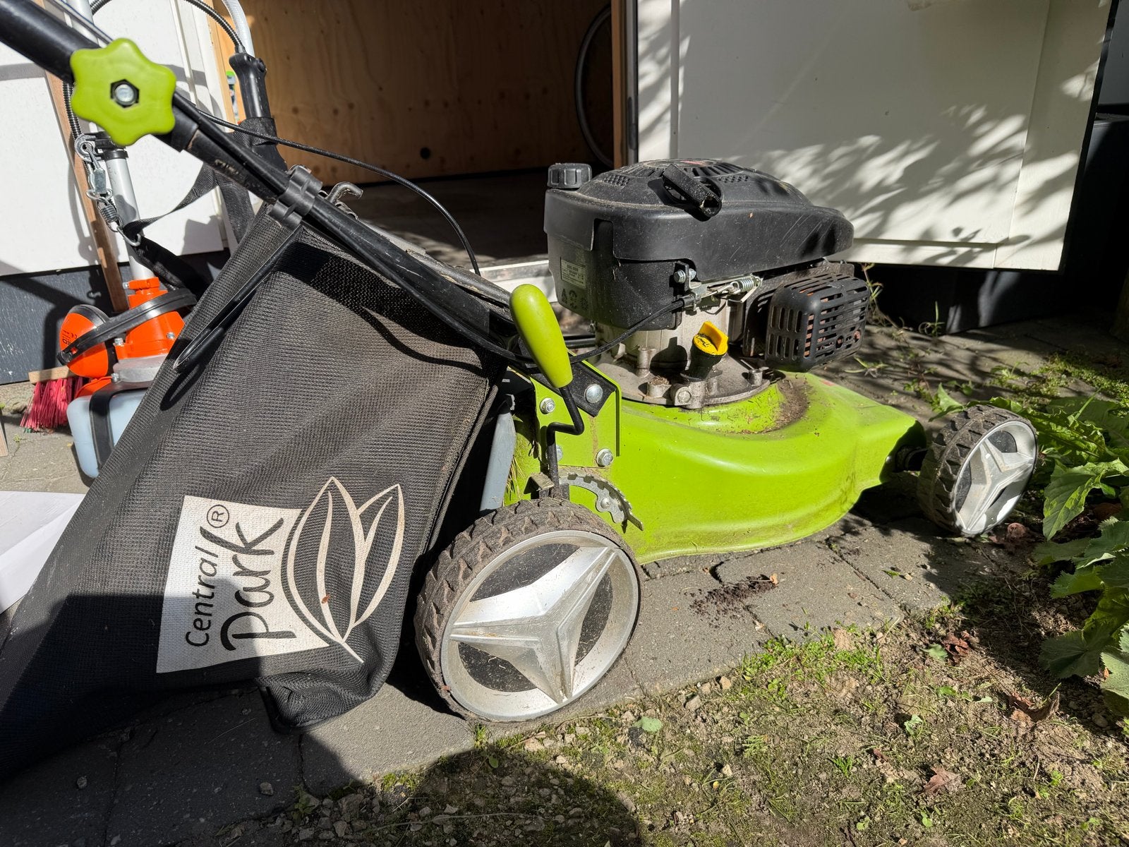 Central Park Benzine Grasmaaier - Goed Werkende Staat, Tuin en Terras, Cirkelmaaier, Gebruikt, Ophalen of Verzenden, 40 t/m 49 cm
