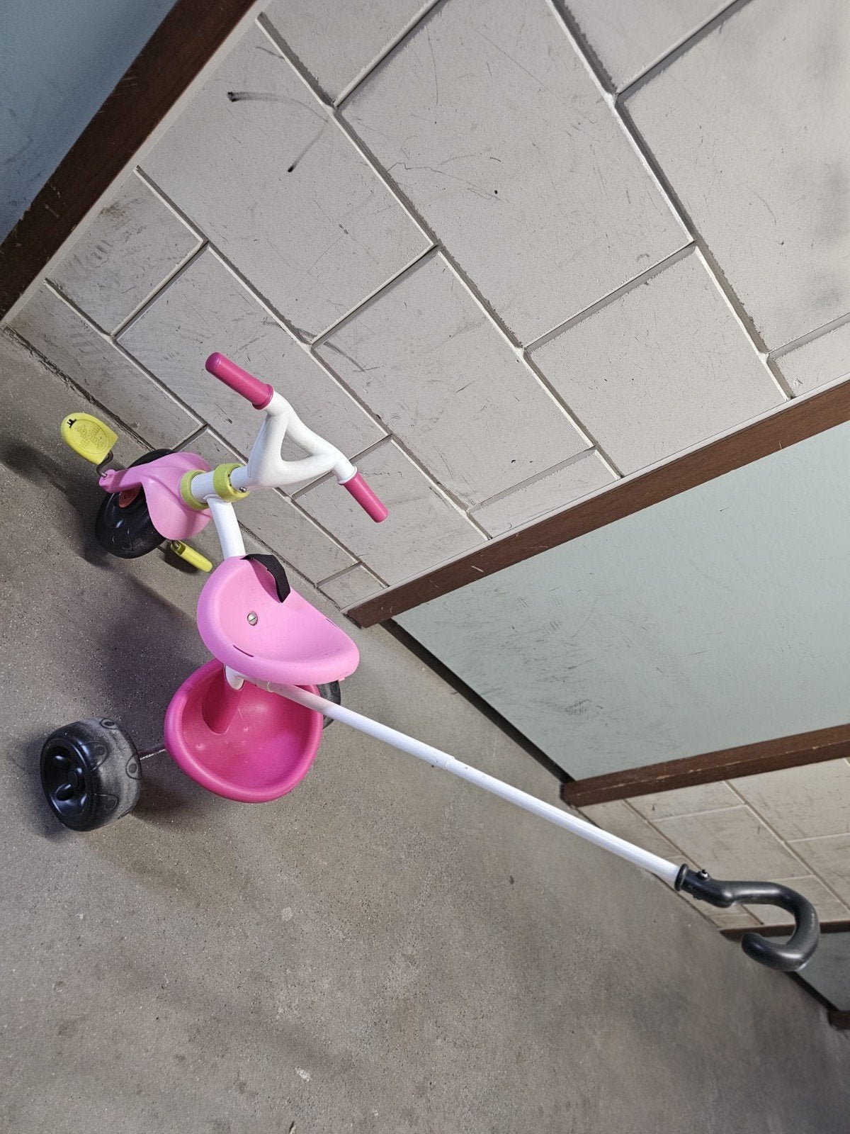 ​Leuke roze Smoby driewieler met duwstang, Fietsen en Brommers, Ophalen, Terugtraprem, Gebruikt, Intertoys