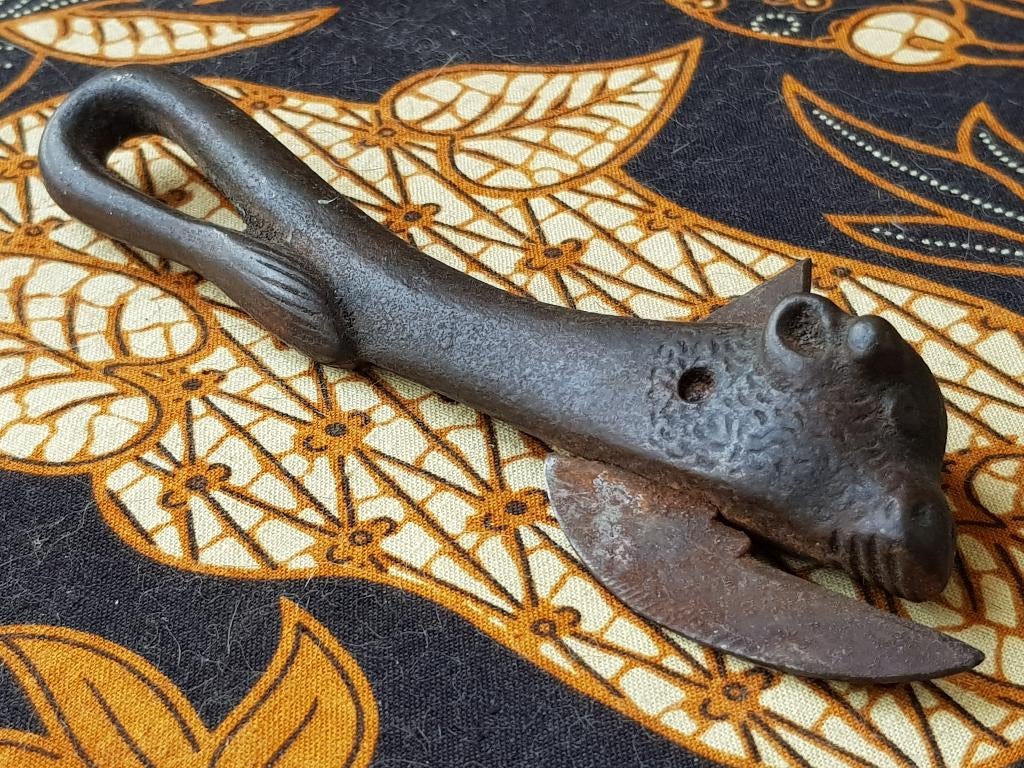 Oude koeienkop blikopener uit Engeland van ijzer 15,3 cm., Antiek en Kunst, Ophalen of Verzenden