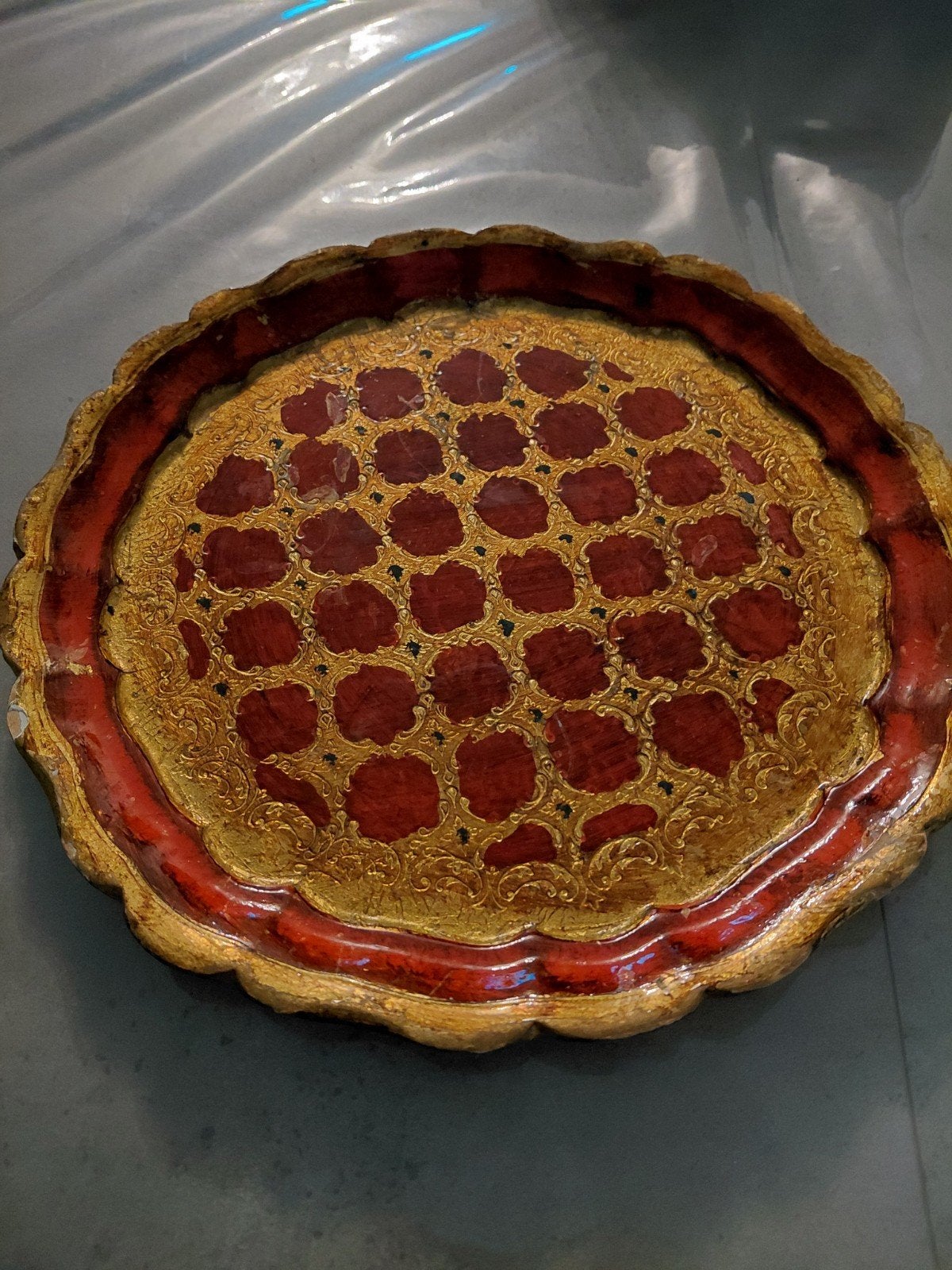 Antieke decoratieve schaal, rood en goud, Ophalen