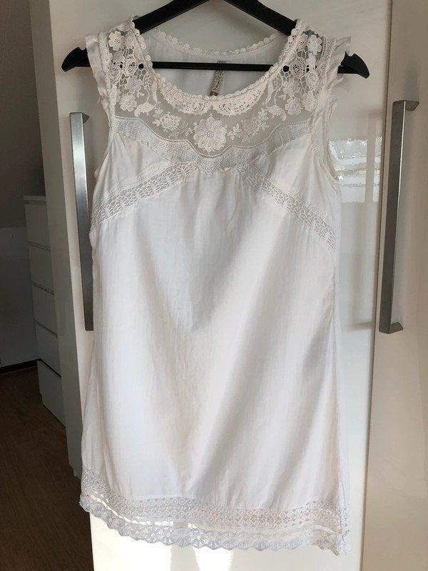 Stradivarius witte zomerjurk broderie kant ibiza jurk maat S, Kleding | Dames, Wit, Ophalen of Verzenden, Zo goed als nieuw, Maat 36 (S)