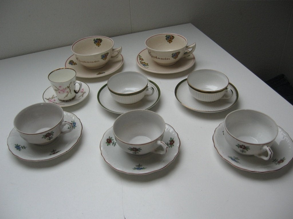 8 oude kop en schotels samen €10.00 Van die oude oma., Ophalen of Verzenden