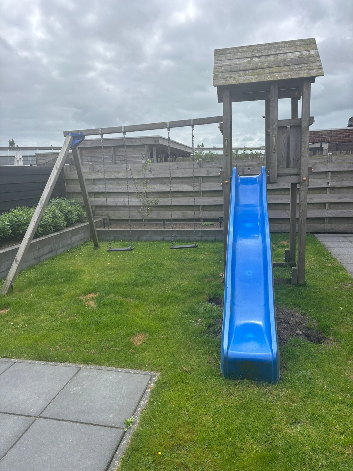 Houten speeltoestel met glijbaan en 2 schommels, Kinderen en Baby's, Speelgoed | Buiten | Speeltoestellen, Ophalen, Gebruikt, Schommel