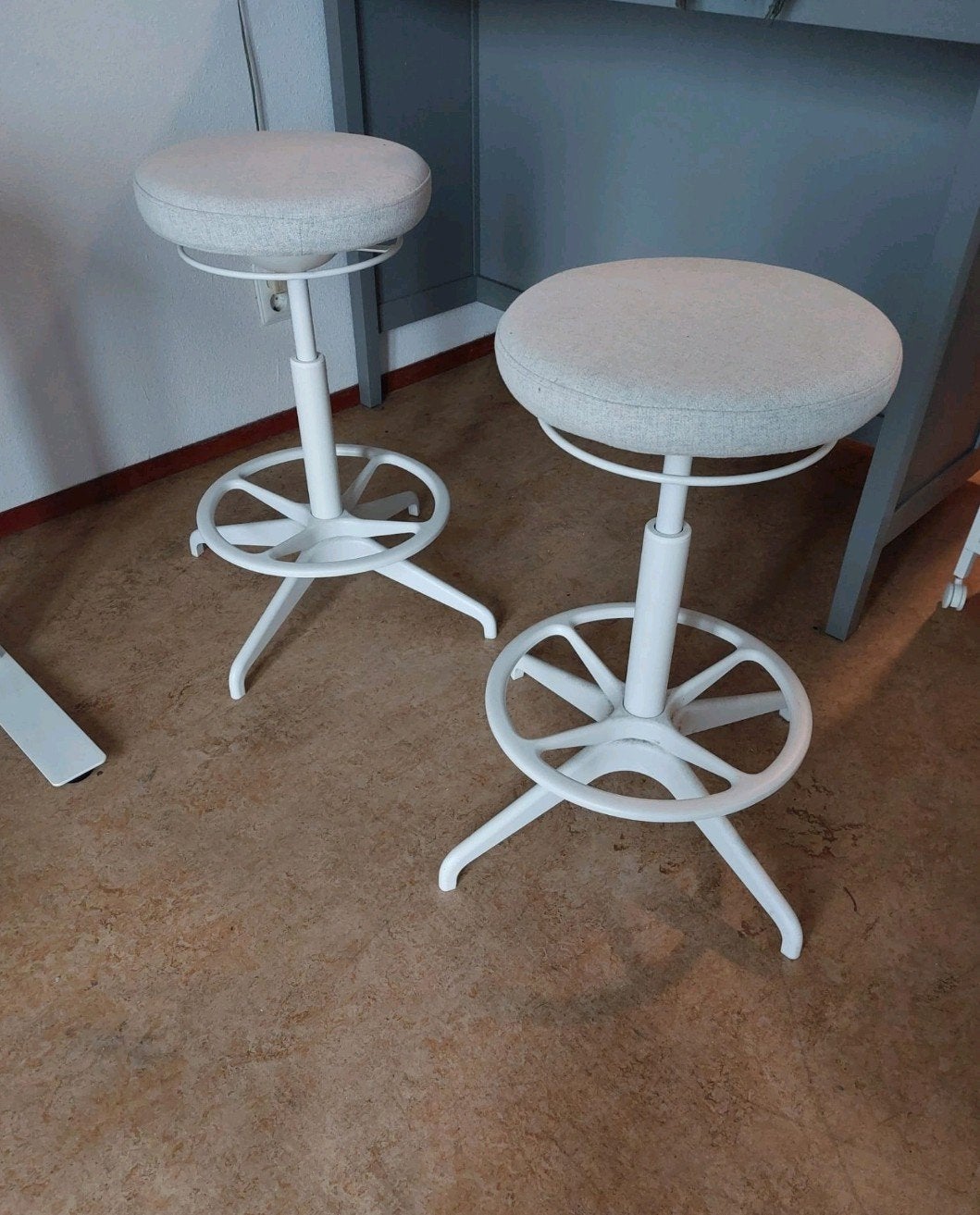 2x Witte In Hoogte Verstelbare Krukken LIDKULLEN IKEA, Ophalen, In hoogte verstelbaar, Zo goed als nieuw, Overige materialen