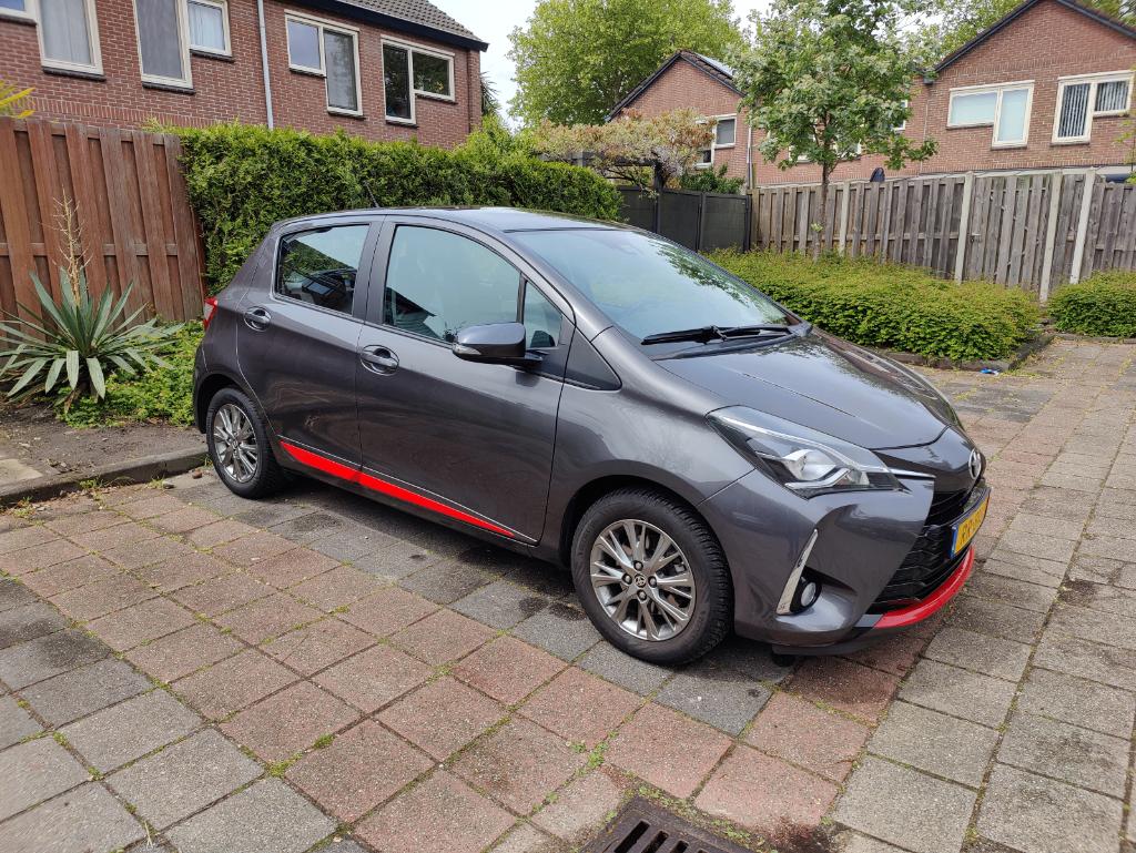 Toyota Yaris 1.5 Vvt-i 111pk 5D 2017 Grijs, 40 €/maand, 4 cilinders, Overige bekleding, Origineel Nederlands