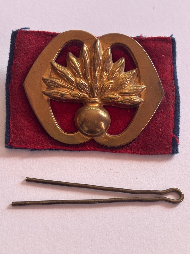 Oud Baret embleem garde Grenadiers met split sluiting, Verzamelen, Militaria | Algemeen, Verzenden, Landmacht, Nederland, Kleding of Schoenen