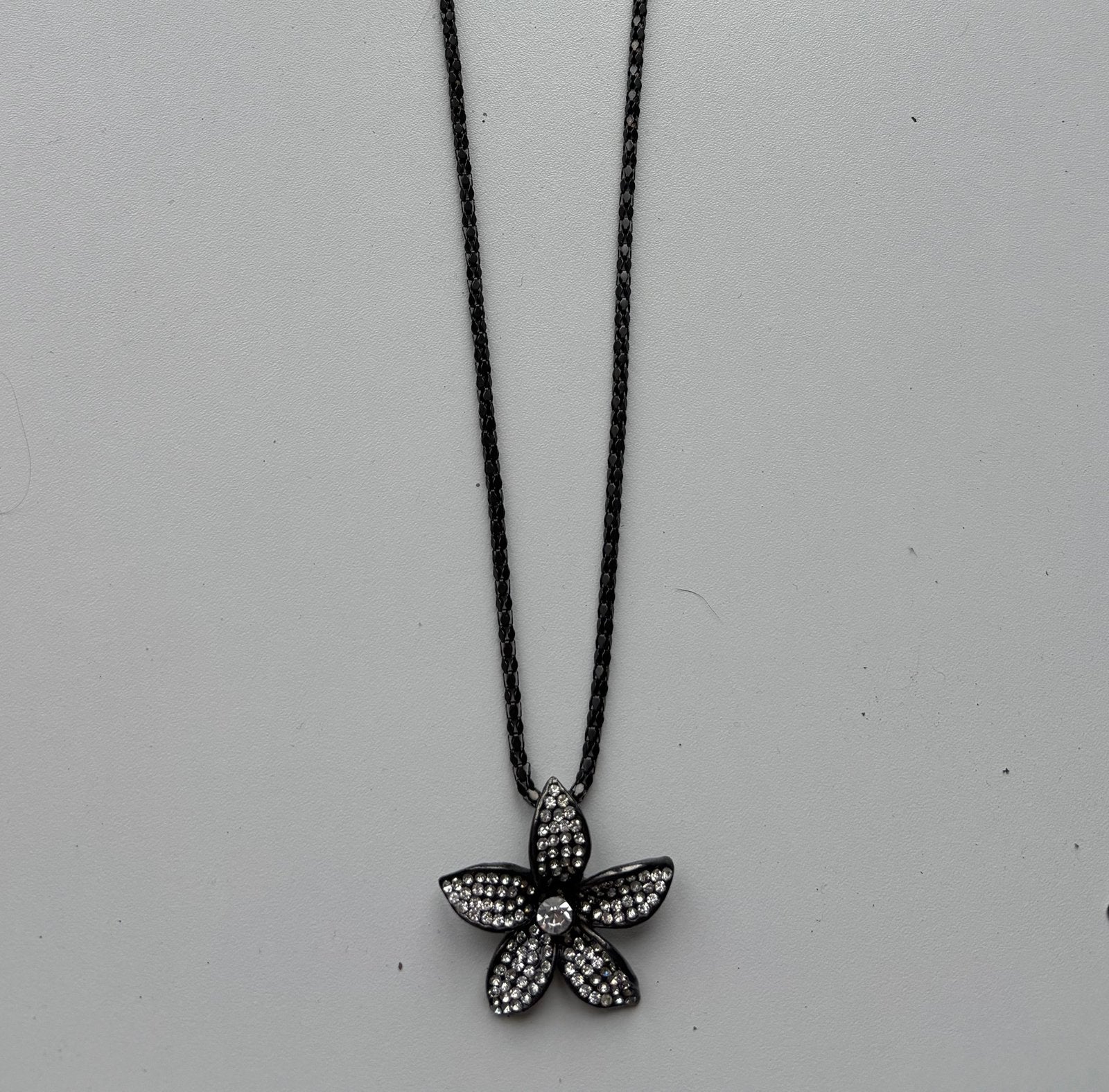 Lange ketting met bloem en steentjes, Ophalen of Verzenden, Zo goed als nieuw, Zwart, Overige materialen