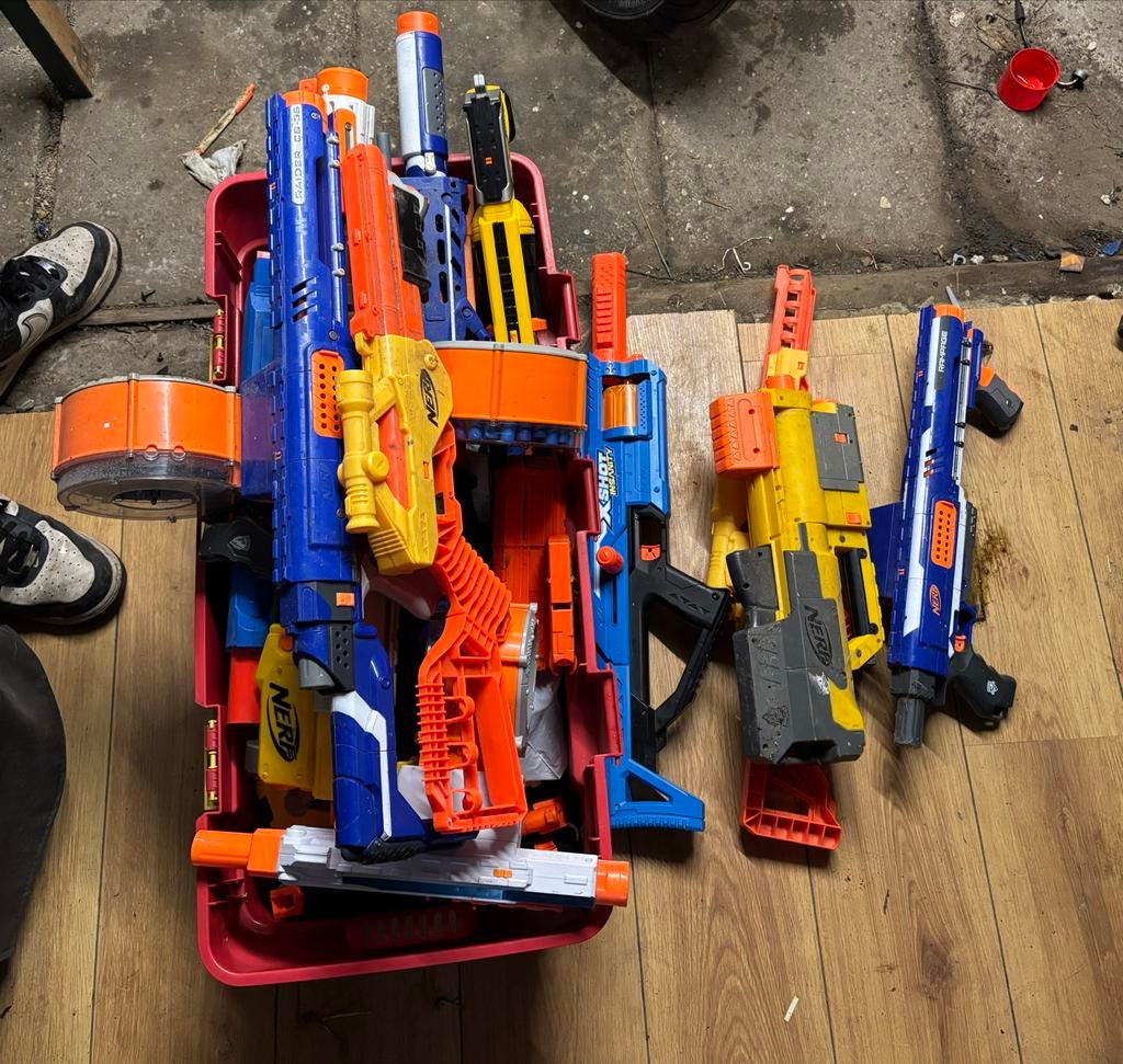 Grote partij Nerf pistolen met zak vol pijltjes, Kinderen en Baby's, Speelgoed | Overig, Gebruikt, Jongen of Meisje, Ophalen of Verzenden