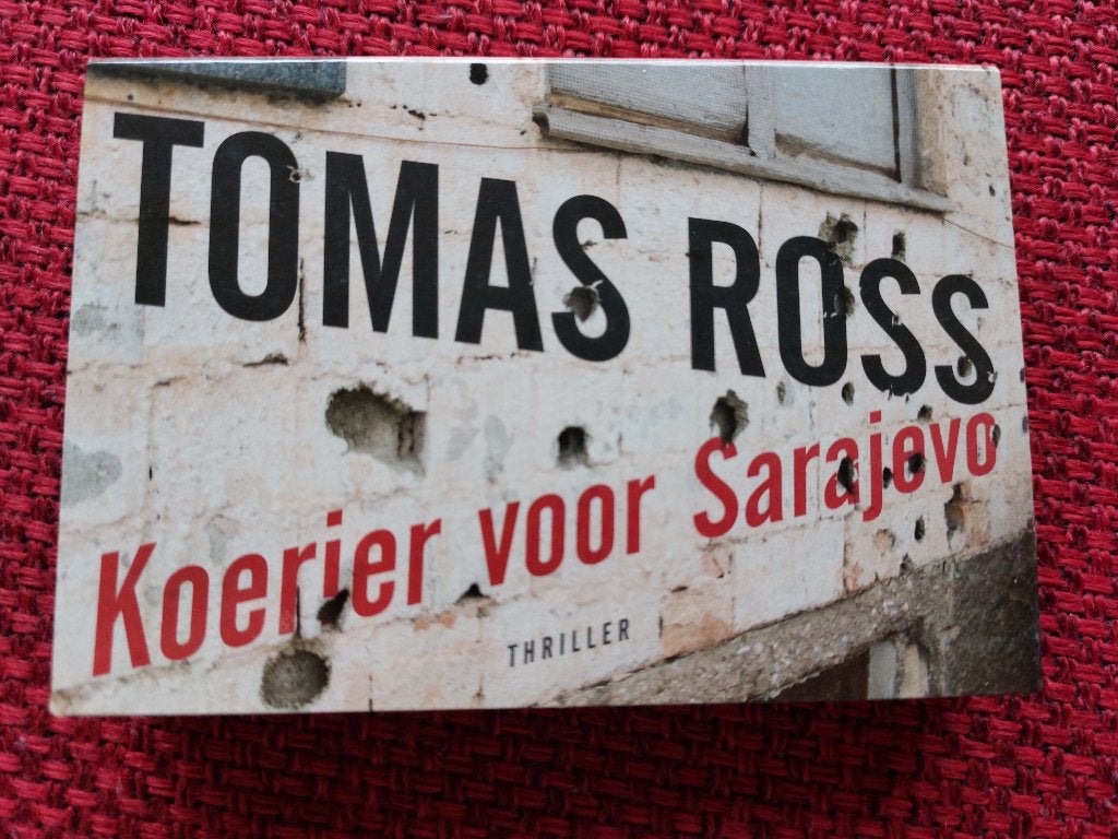 Koerier voor sarajevo - tomas ross - dwarsligger 259, Ophalen of Verzenden, Zo goed als nieuw, Tomas Ross