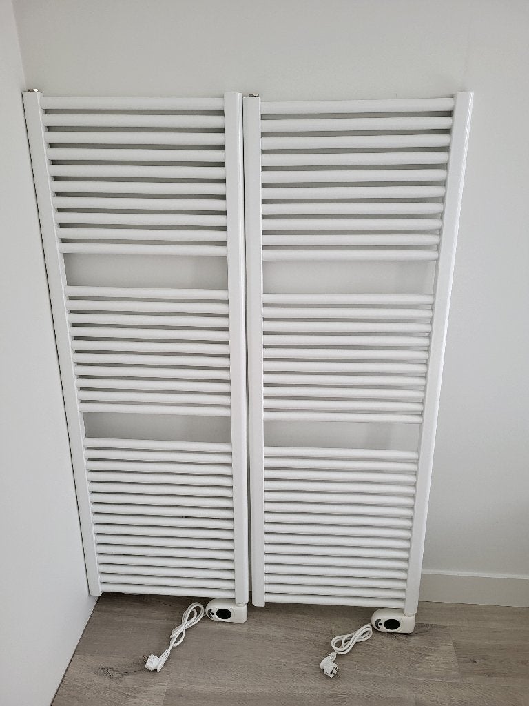Twee elektrische handdoek radiatoren, Doe-het-zelf en Verbouw, Ophalen, Radiator, Nieuw, Minder dan 60 cm
