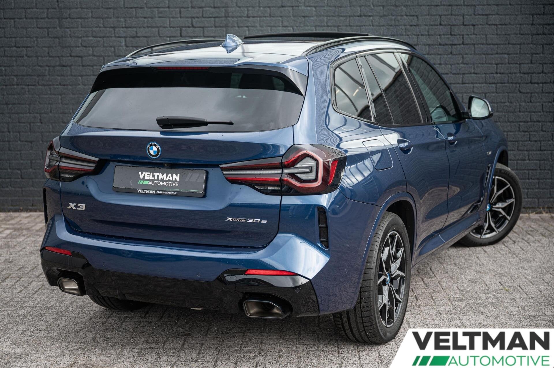 BMW X3 xDrive30e M-SPORT PANO TREKHAAK CAMERA LEDER, Auto's, Automaat, Gebruikt, Automatische klimaatregeling, Blauw