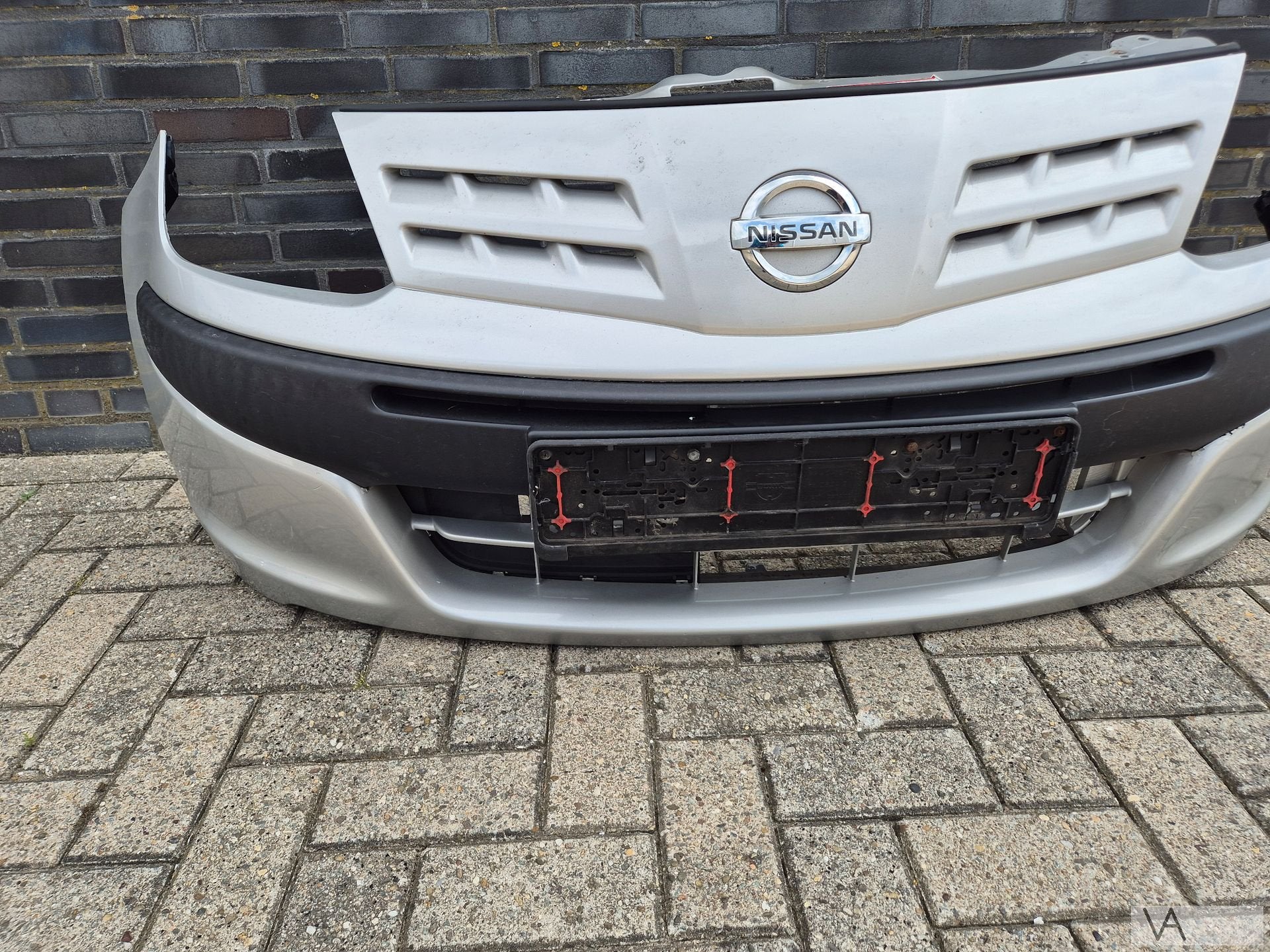 Voorbumper van Nissan Pixo 2009 - 2016 zilver plekje onder, Gebruikt, -, Voor, -