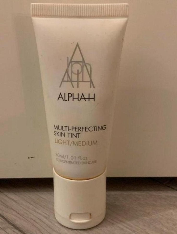 Alpha-h multi-perfecting skin tint light/medium 30 ml, Ophalen of Verzenden, Zo goed als nieuw, Gehele gezicht, Make-up