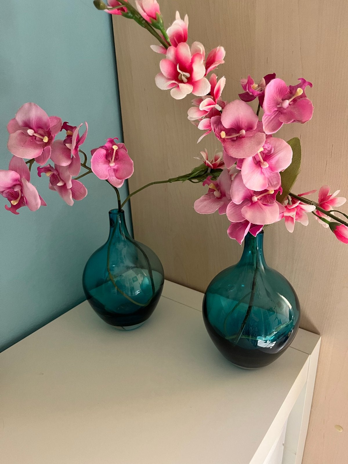 2 blauwe vazen met roze neppe orchideeën, Ophalen