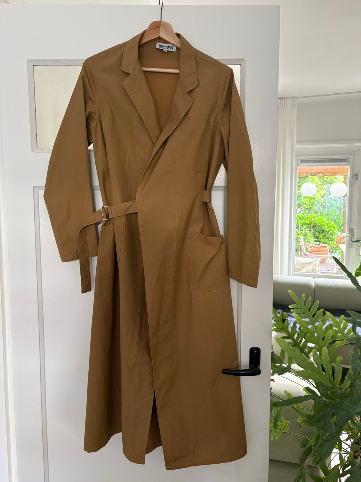 Monique van Heist - Dustcoat - M - oker - bijna nieuw, Kleding | Dames, Ophalen of Verzenden, Zo goed als nieuw, Maat 38/40 (M)