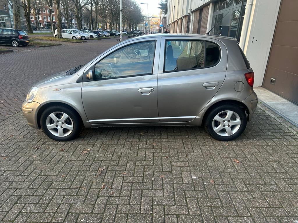 Toyota yaris 5 deurs in goede staat!, Auto's, Toyota, 400 kg, Yaris, 900 kg, Hatchback