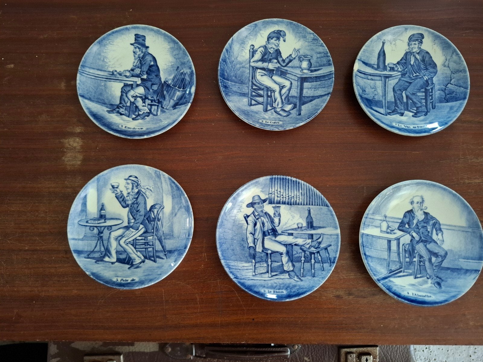 Set van 6 antieke Delfts blauwe borden met drinkmotieven, Ophalen of Verzenden