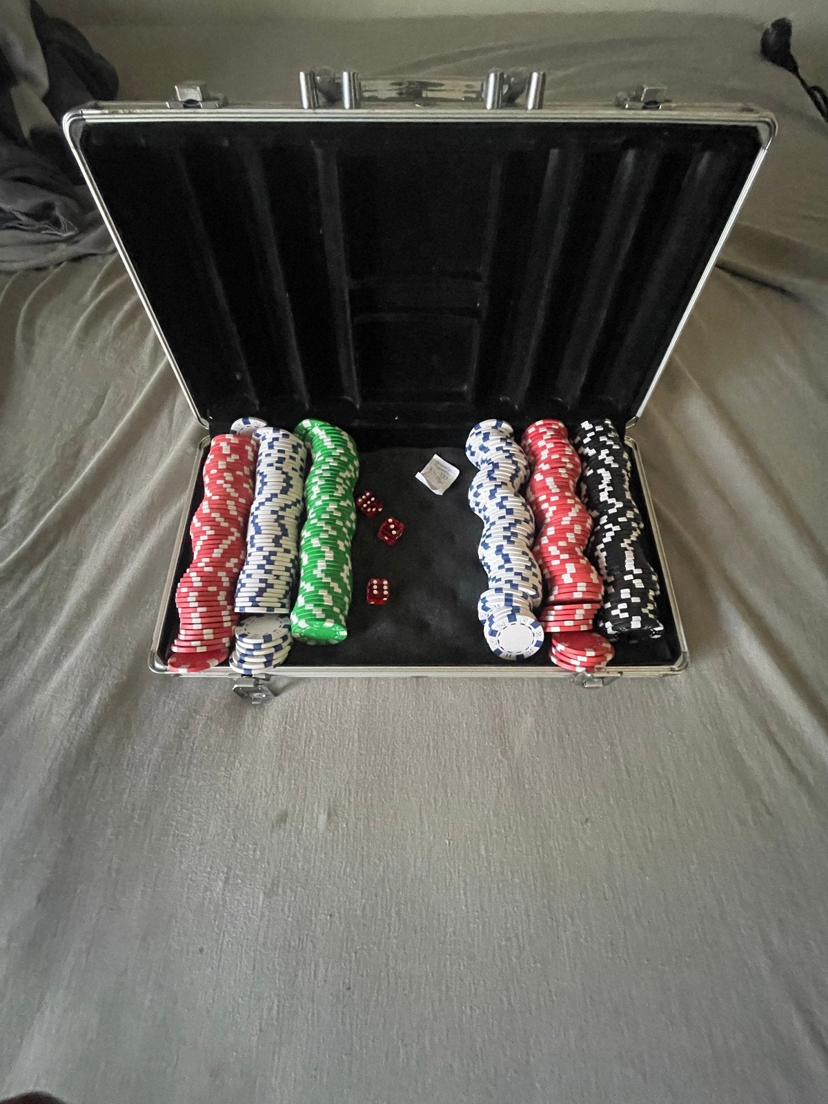 Pokerset in aluminium koffer met fiches en dobbelstenen, Drie of vier spelers, Ophalen of Verzenden, Gebruikt, Reisspel