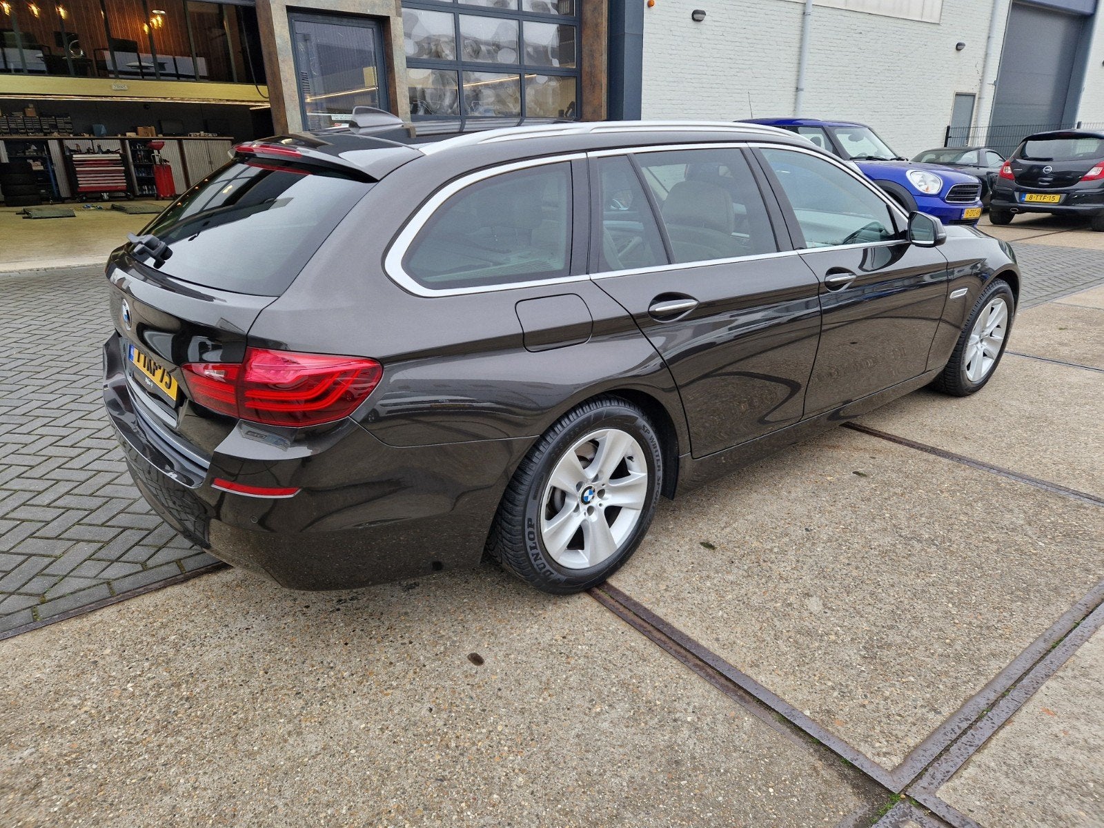 BMW 5-Serie 520I 135KW Touring Aut8 2014 Bruin, Auto's, 4 cilinders, Stationwagon, Particulier, Xenon verlichting