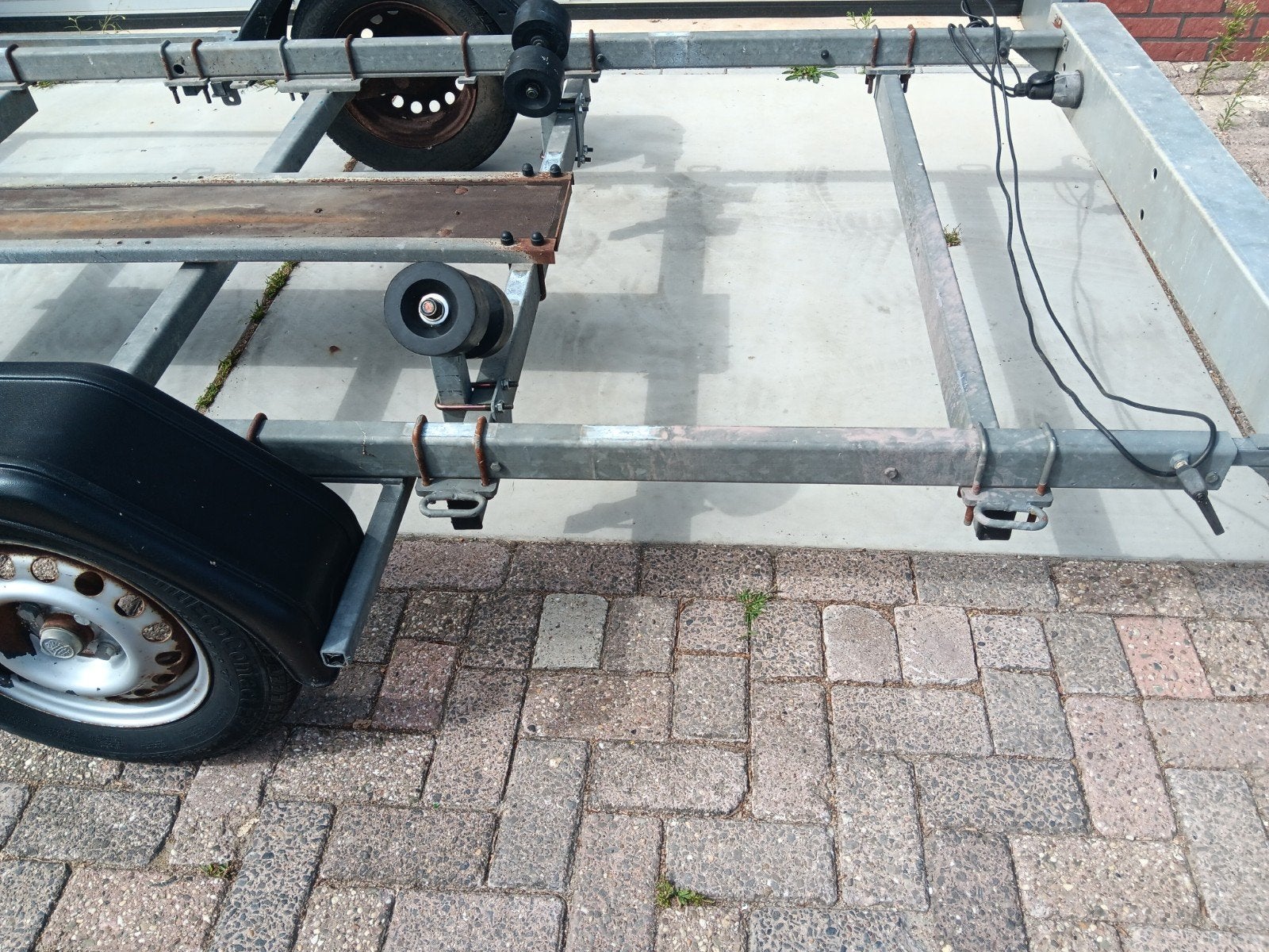 Humbaur boottrailer 5.5-7.5m, 750kg, kiel of rol. nette staa, Watersport en Boten, Boottrailers, Ophalen, Minder dan 6 meter, Met rollen