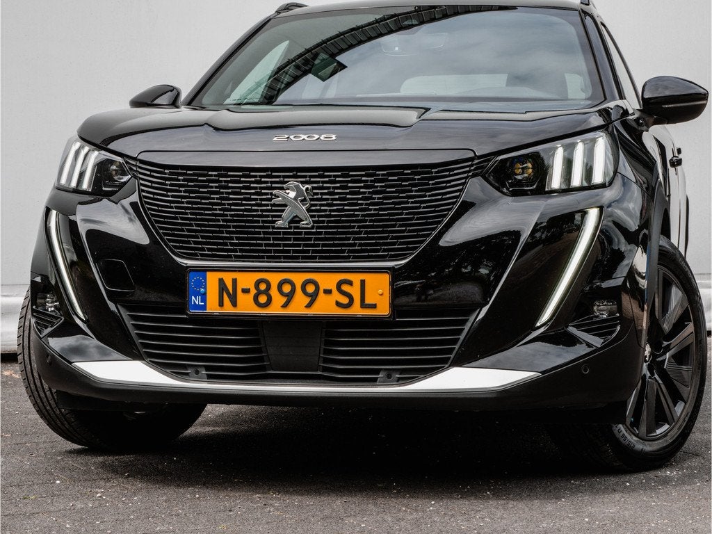 Peugeot e-2008 EV GT Pack 50 kWh SOH 90% Sportstoelen/ 360 c, Auto's, Peugeot, 330 km, 136 pk, Gebruikt, Zwart