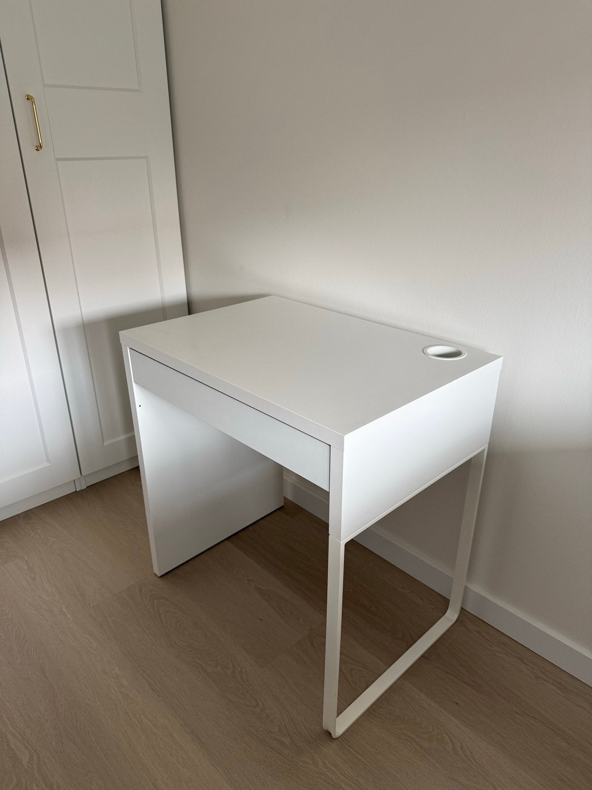 IKEA Micke bureau wit met lade en kabelgoot, Huis en Inrichting, Bureaus, Ophalen, Met lades, Spaanplaat of MDF, Zo goed als nieuw