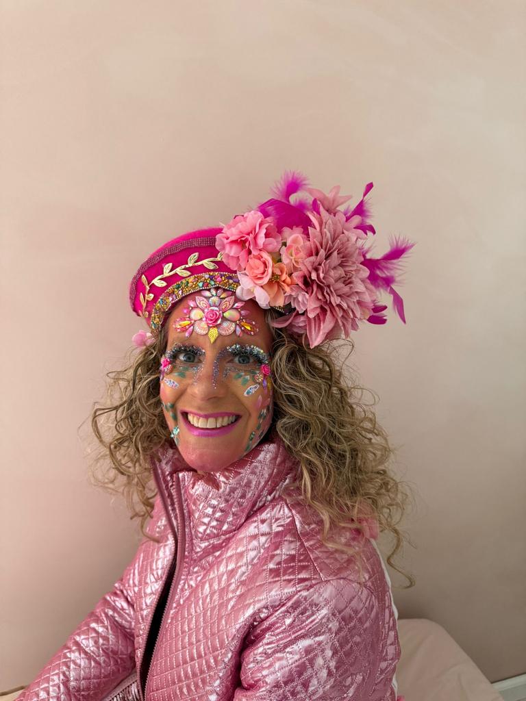 Fuchsia baret met bloemen & veren, Kleding | Dames, Carnavalskleding en Feestkleding, Ophalen of Verzenden, Nieuw, Carnaval, Kleding