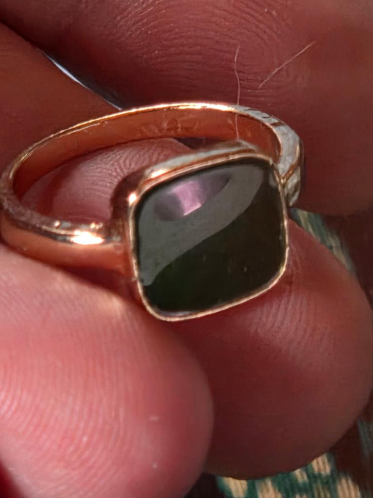 Goudkleurige Ring met Groene Steen - Maat 17, Sieraden, Tassen en Uiterlijk, Ringen, Overige materialen, Nieuw, Ophalen of Verzenden