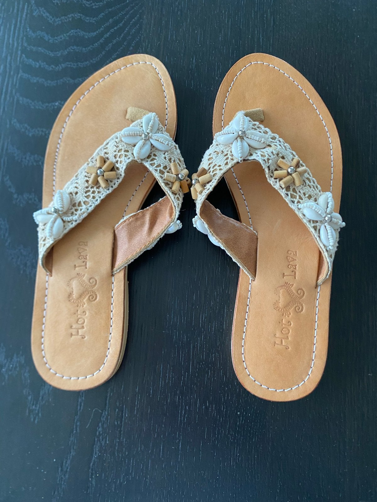 Hot Lava Slippers Maat 37 - Nieuwstaat, Ophalen of Verzenden, Zo goed als nieuw, Beige, Slippers