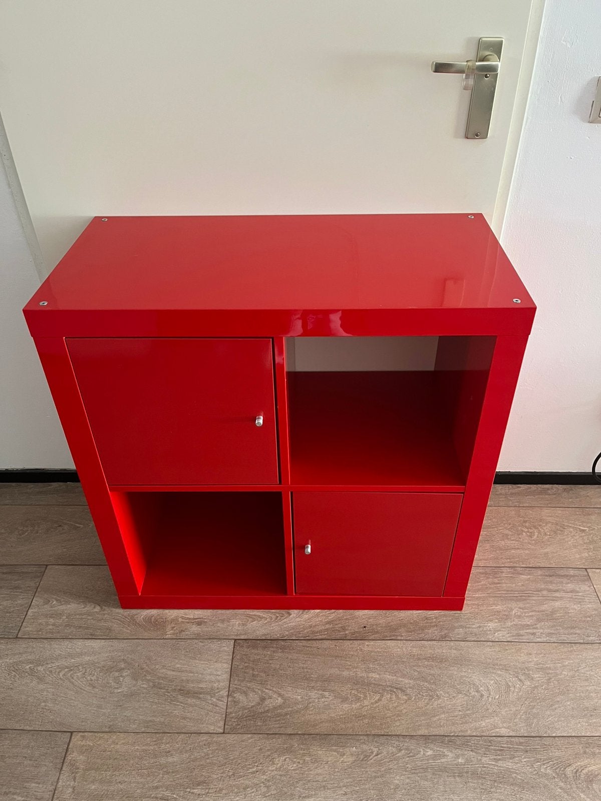 Kallax 4 vaks kast met 2 deurtjes rood, Ophalen, Zo goed als nieuw